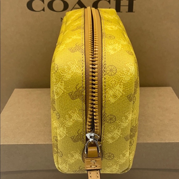 BOXY COSMETIC CASE WITH HORSE AND CARRIAGE PRINT - Picture 13 of 16